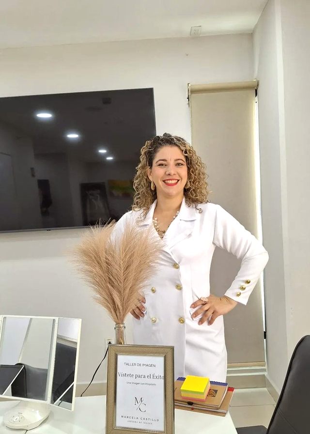 Marcela en el taller Vístete para el Éxito
